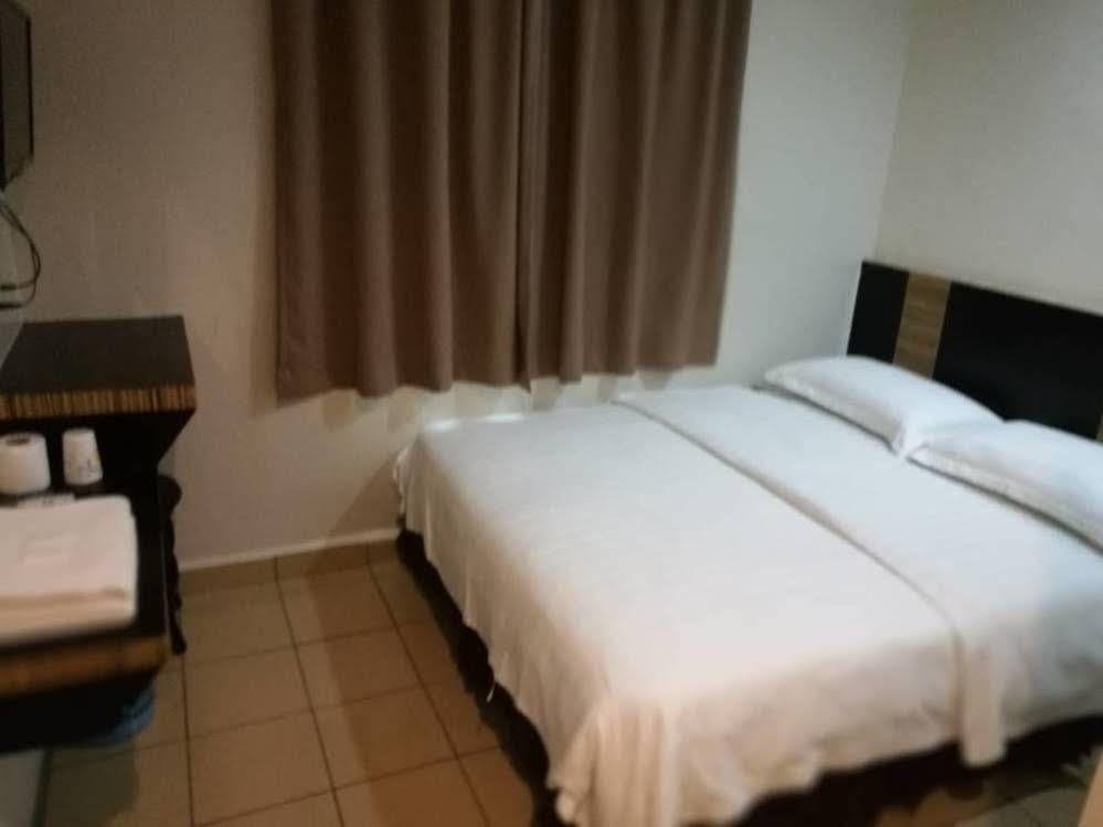 Hotel Traveller Kota Kinabalu Exterior foto